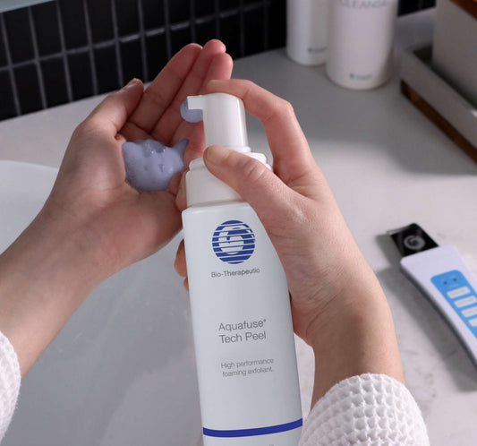 Hands dispensing Aquafuse Tech Peel foam from white pump bottle onto sponge
